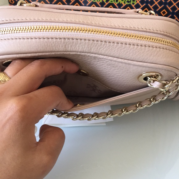 MOVING SALE! TORY BURCH Bombé crossbody with chain - Picture 5 of 8